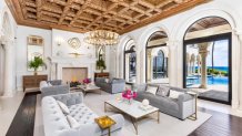 El techo ornamentado del gran salón está inspirado en un palacio de Roma. La habitación tiene vistas a la piscina y al océano.
(Fotografía de Daniel Petroni)