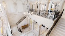 El techo del vestíbulo se eleva más de nueve metros, con arcos de piedra caliza y una gran escalera de mármol.
(Foto de Daniel Petroni)