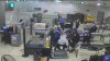 Revelan video del momento en que un hombre agrede a un oficial de TSA en el Aeropuerto de Miami